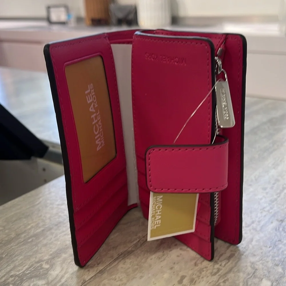 Michael Kors Jet Set Medium Floral Print Bi-Fold Wallet
Dragonfruit
NWT
Pink - Picture 13 of 16